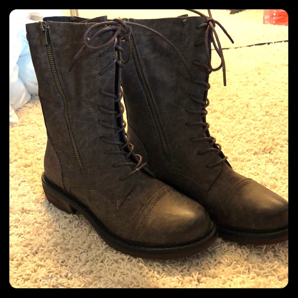 Cute boots, never worn. Zipper on both sides.